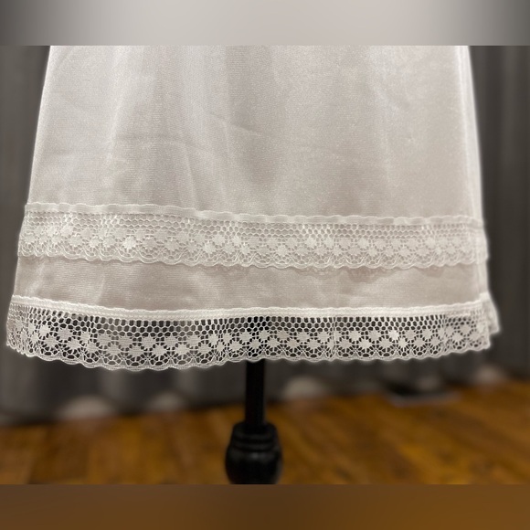 Vintage satin Vanity Fair half slip - Picture 2 of 8